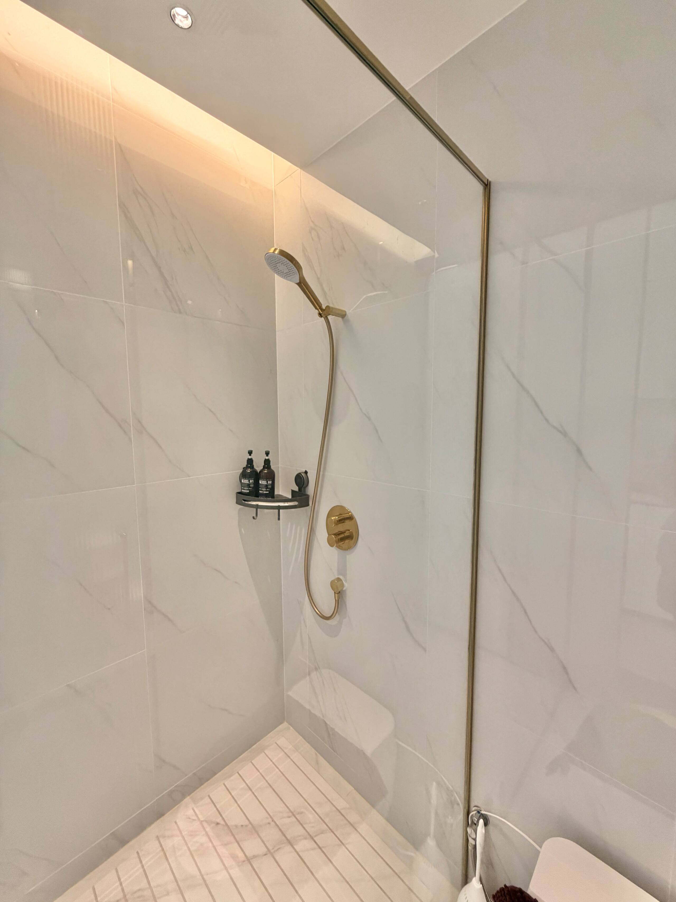Homey Cozy Unit Uptown BGC +Fast Wi-Fi, Near Malls