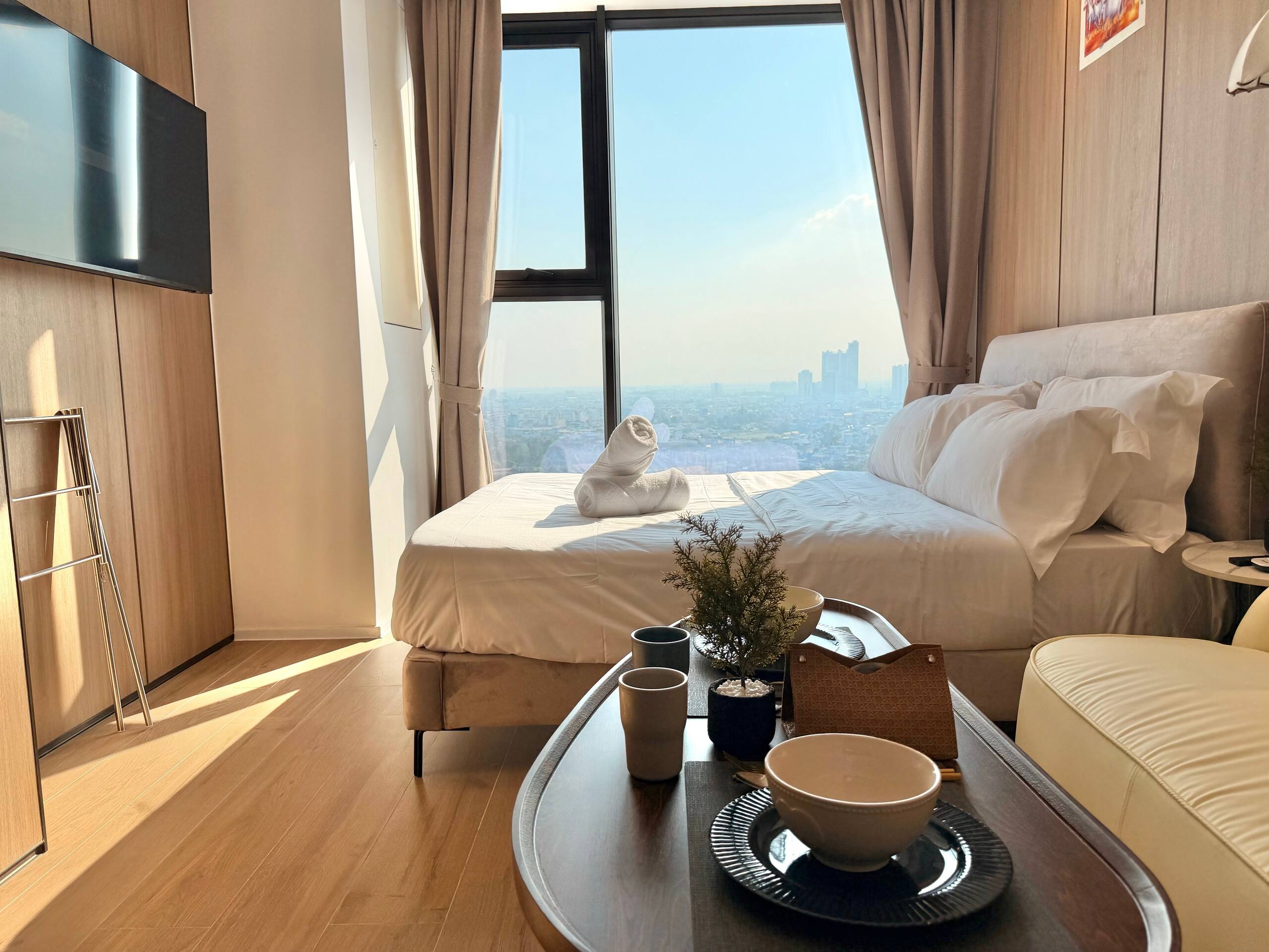 Homey Cozy Unit Uptown BGC +Fast Wi-Fi, Near Malls